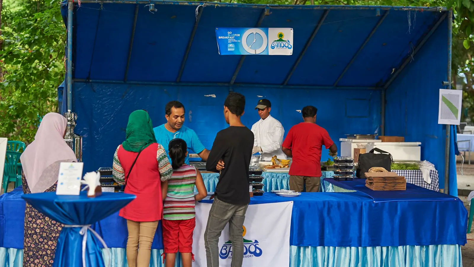 Families visiting a healthy food demonstration at a DSM awareness event